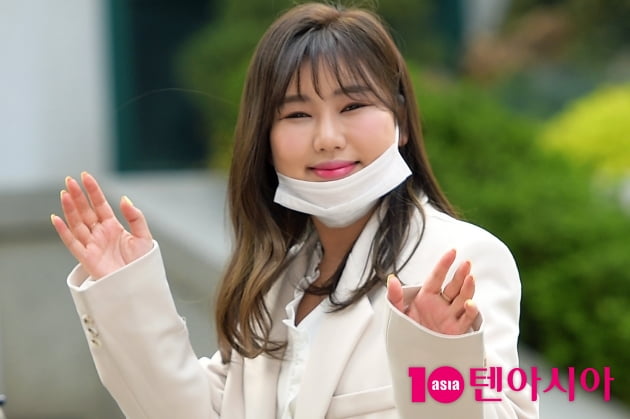 송가인, 뜬금없는 정치색 논란 이후 '올 화이트' 패션으로 투표