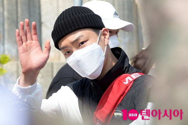 [TEN 포토] 위너 이승훈 '입대 직전 씩씩한 인사'
