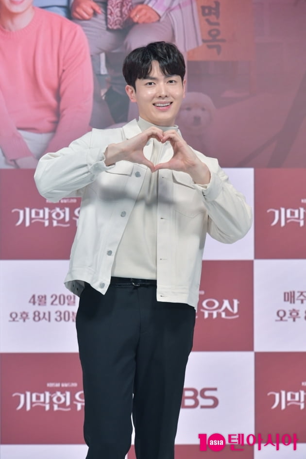 [TEN 포토] '기막힌 유산' 박신우 '애교 하트'