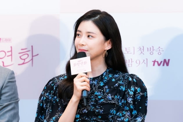 배우 이보영이 17일 오후 온라인 생중계된 tvN 새 토일드라마 ‘화양연화 - 삶이 꽃이 되는 순간’ 제작발표회에 참석했다. /사진제공=tvN