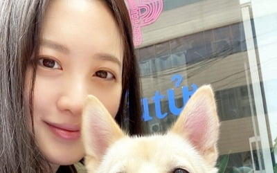 '임신 중' 수현, 반려견과 행복한 주말…청순 미모 '눈길'