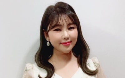 송가인, 블랙 앤 화이트로 뽐낸 우아+단아 매력…매일매일 예뻐지네