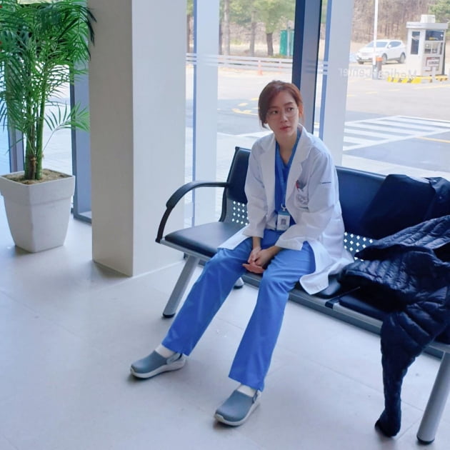 신현빈, '롱 윈터쌤'의 수수한 매력…볼수록 끌리네