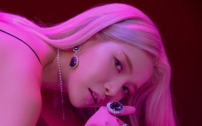 마마무 솔라, 삭발 이어 고무장갑 위 쥬얼리 매칭…기발한 콘셉트 화제