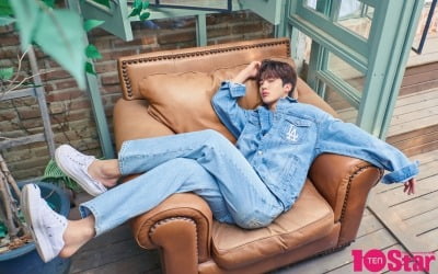 김요한, 반전 A컷 화보 선공개…친필 사인 폴라로이드도 증정