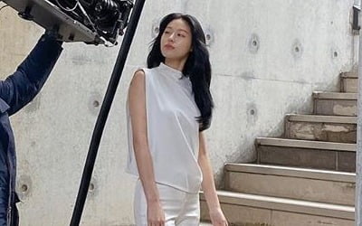 설현, 모델핏 우월 비율로 '시선 압도'