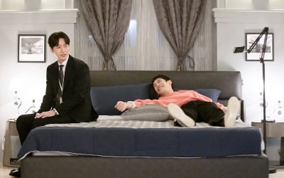 '꼰대인턴'' 박해진X박기웅, 침대서 알콩달콩…新 브로맨스 탄생