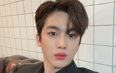 김요한, 남성美 뿜뿜 '슈트핏'→달콤한 눈빛…셀카도 센터급