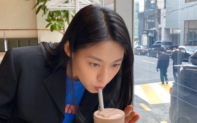 설현, 잘생쁨의 정석…먹는 모습도 사랑스럽네