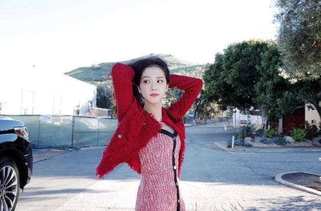 블랙핑크 지수, 길거리에 서있기만 해도 화보네…청순+러블리 '미모 폭발'