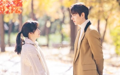 '더 킹' 이민호X김고은, 명화 같은 '은행잎 투샷'…심쿵 폭격 예고
