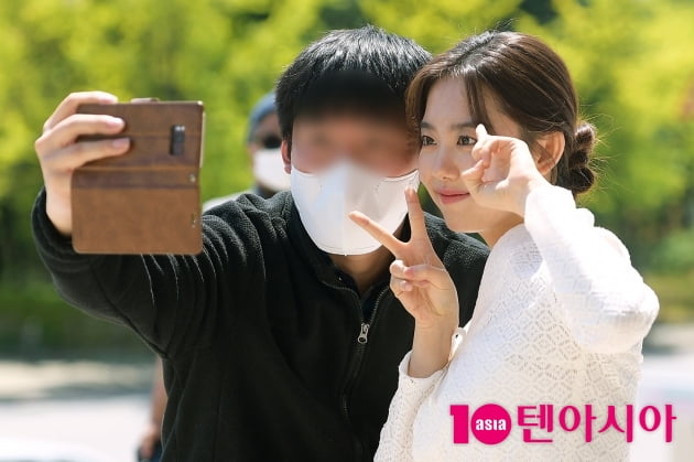 [TEN 포토] 김소혜 '남성 팬과 셀카를~'