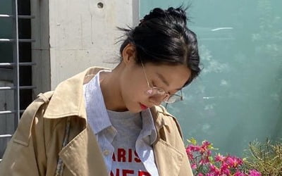 설현, 무심한 듯 시크하게…트렌치코트+안경으로 봄 스타일링 완성