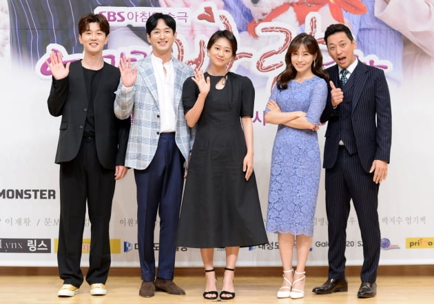 [TEN 포토] '엄마가 바람났다' 포즈 취하는 주역들 