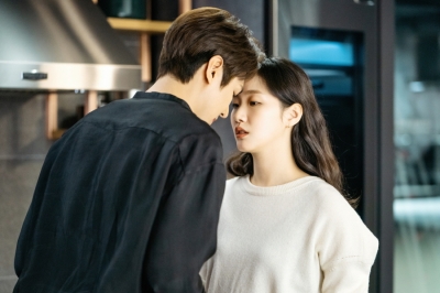 '더 킹' 이민호X김고은, 쿠킹 클래스 중 '이마 맞키스'…달콤지수 폭발