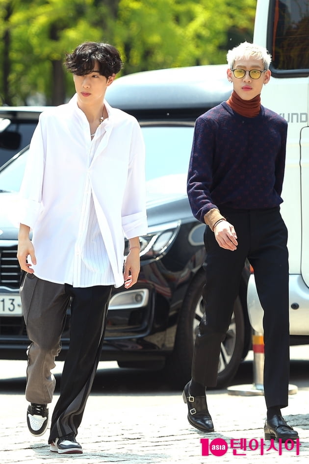 [TEN 포토] 갓세븐 마크X뱀뱀, '기분 좋은 라디오 출근길'