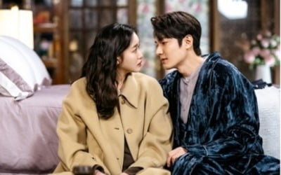 '더 킹' 이민호X김고은, 입술과 입술 사이 '두근두근 투샷'