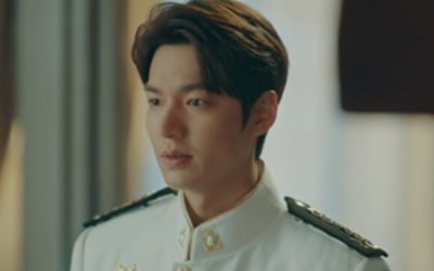 '더 킹' 이민호, 일본 물리친 후 김고은과 재회…애틋한 포옹 [종합]
