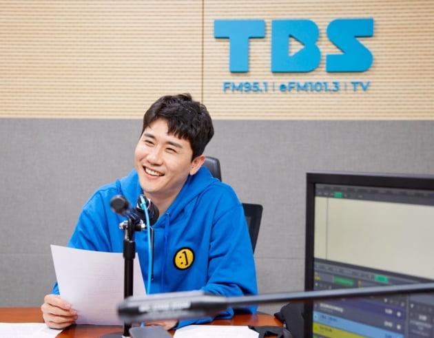 라디오에 출연한 가수 영탁/ 사진=TBS 제공