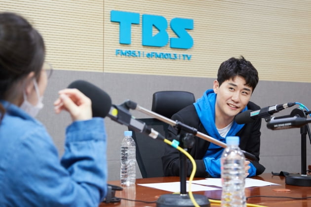 '최일구의 허리케인 라디오'에 출연한 가수 영탁/ 사진=TBS FM