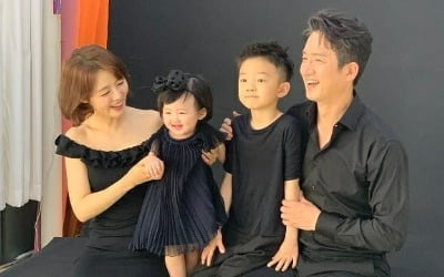 정준호♥이하정, 딸 돌 맞아 가족사진 촬영…미소까지 똑 닮았네