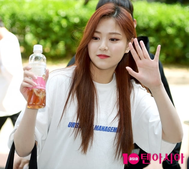 [TEN 포토] 이달의소녀 현진 '기운 넘치는 인사'