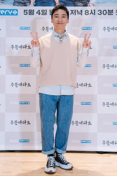 [TEN 포토] '주문 바다요' 조재윤, '귀엽게 브이'