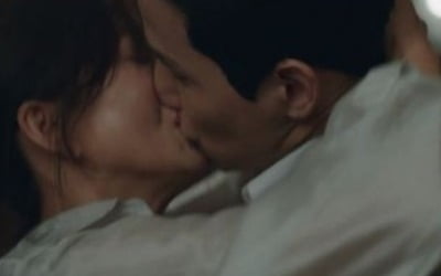 미움일까 미련일까…'부부의 세계' 김희애X박해준 격정 키스, 140만 뷰 돌파