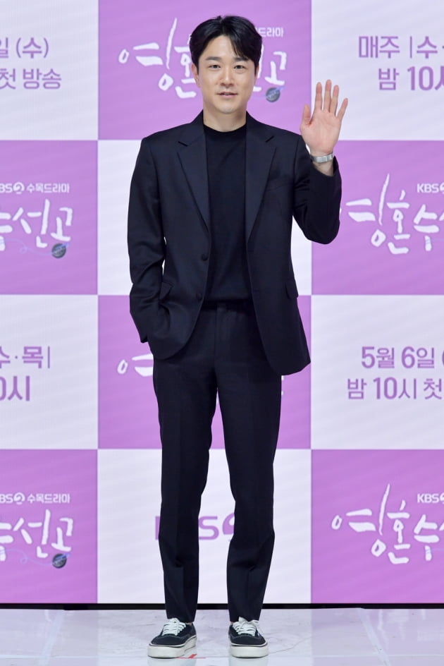 [TEN 포토] 태인호 '스윗한 손인사'