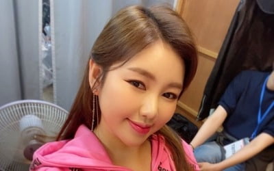 송가인, 핑크색 후드 입고 러블리 미모 '뿜뿜'…'컬투쇼' 출연 예고