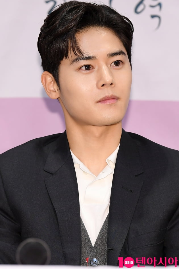 [TEN 포토] 김동준 '조각이 따로 없네'