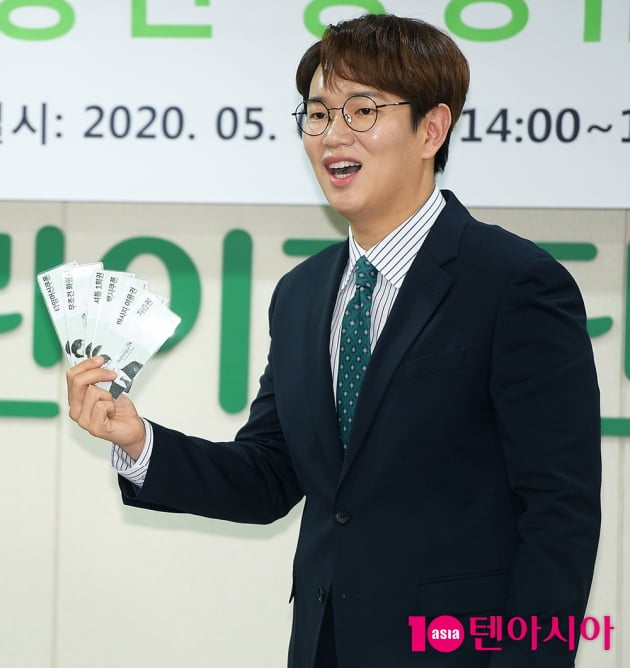 [TEN 포토] 장성규 '아내를 위한 쿠폰 들고 활짝'