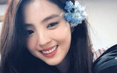 '부부의 세계' 한소희, 머리에 꽃 꽂고 커피차 인증…청순美 한도초과