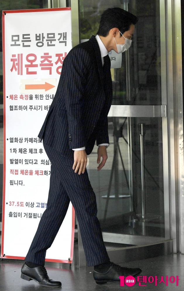 [TEN 포토] 이수혁 '완벽한 수트핏'