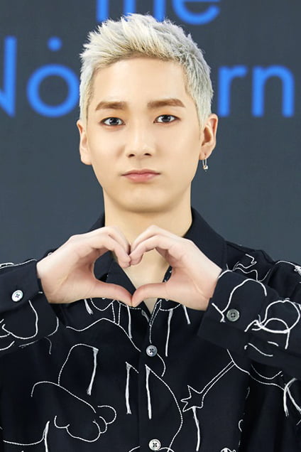 [TEN 포토] 뉴이스트 아론 '상남자의 하트 투척'