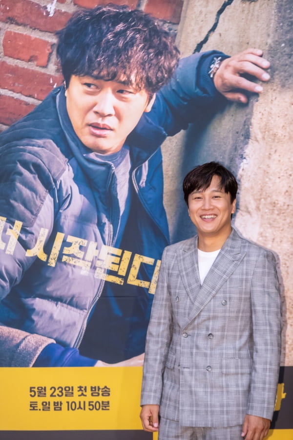 배우 차태현은 '번외수사'에서 한 번 잡은 사건은 절대 놓지 않는 형사 진강호 역을 맡았다. /사진제공=OCN