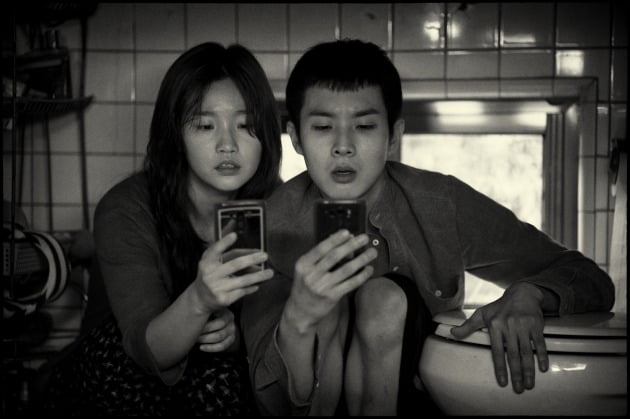 영화 '기생충: 흑백판' 스틸 / 사진제공=CJ엔터테인먼트