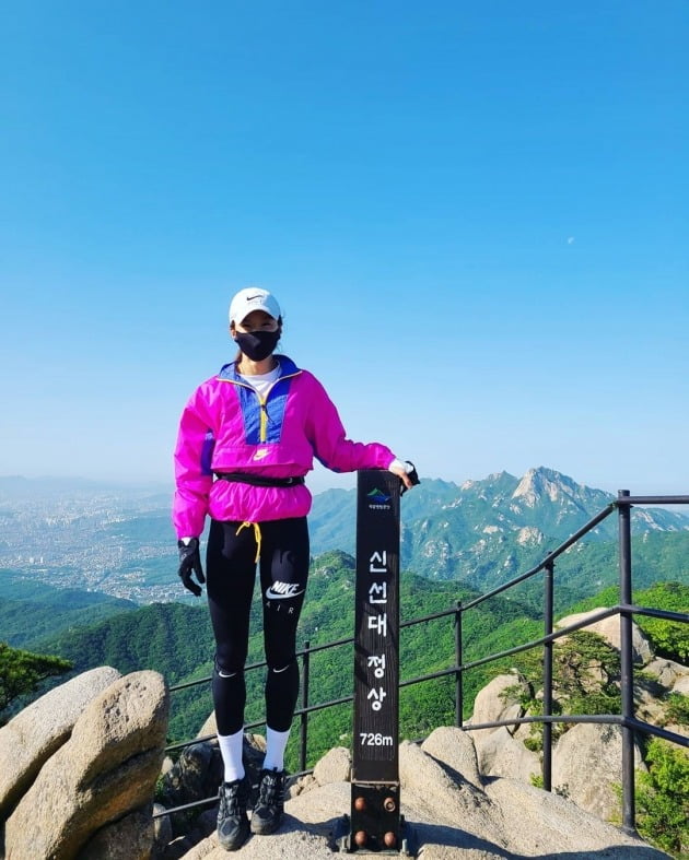 소유진X이시영X고민시, 미녀들의 건강 비법은 '등산'…마스크+레깅스 패션 '눈길'