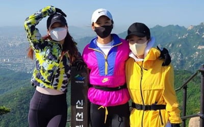 소유진X이시영X고민시, 미녀들의 건강 비법은 '등산'…마스크+레깅스 패션 '눈길'