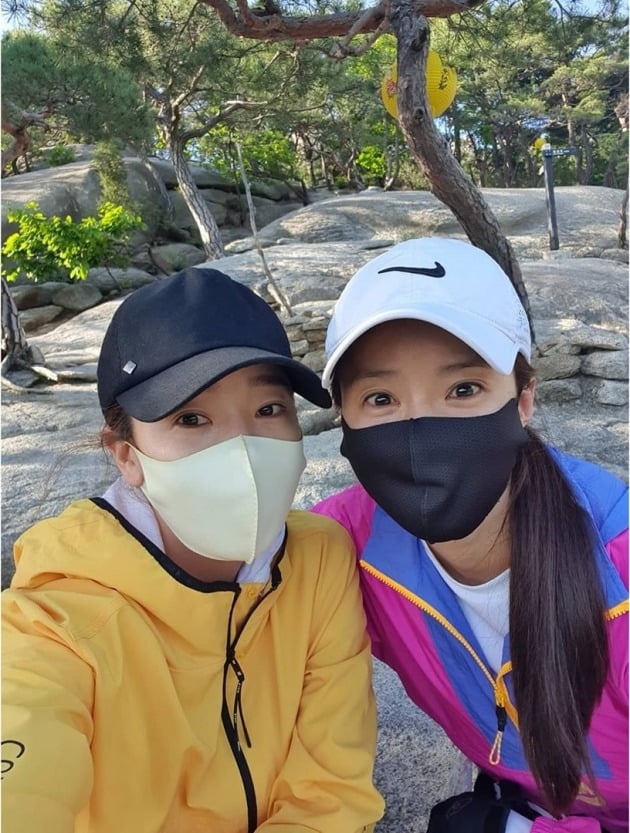 소유진X이시영X고민시, 미녀들의 건강 비법은 '등산'…마스크+레깅스 패션 '눈길'