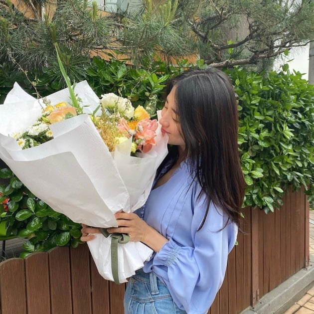 배우 박하선이 화훼농가 돕기 캠페인에 함께했다. / 사진=박하선 인스타그램