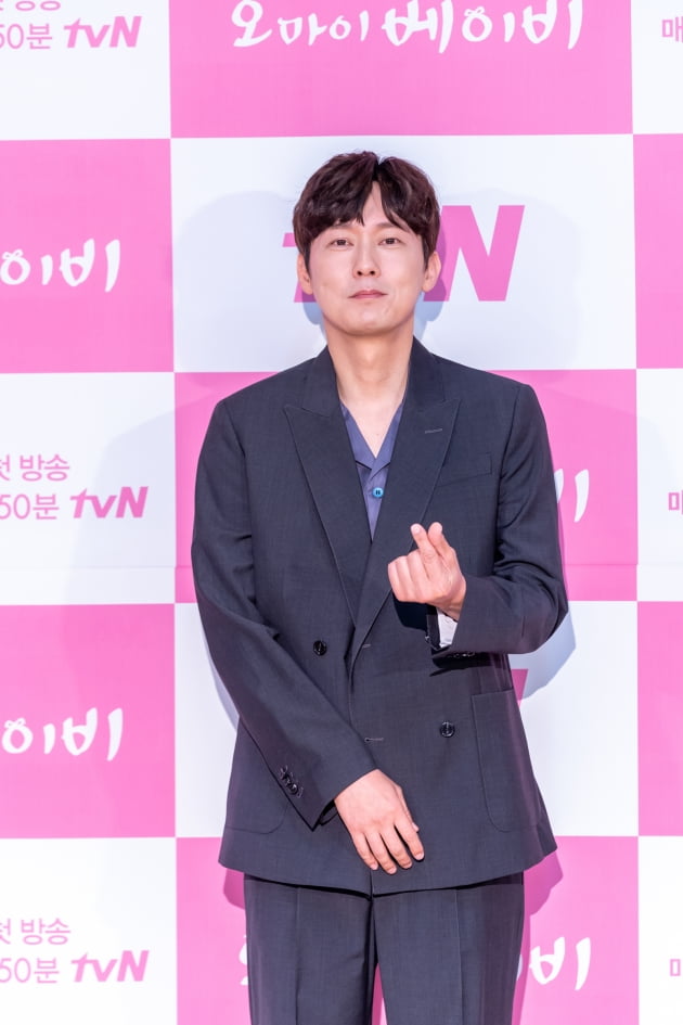[TEN 포토] '오 마이 베이비' 박병은, '무심한 듯 시크한 하트'