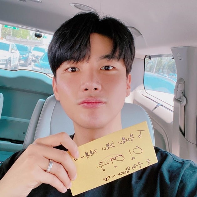 가수 노지훈이 임영웅이 준 수제화 상품권 인증샷을 공개했다. / 사진=노지훈 인스타그램