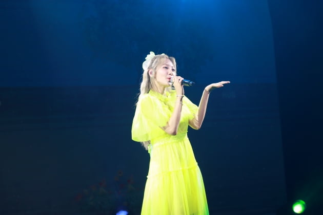 [TEN 포토] 홀로 무대에 선 볼빨간사춘기 안지영