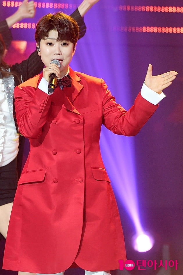 [TEN 포토] 마이진 '고막 청소하는 가창력'