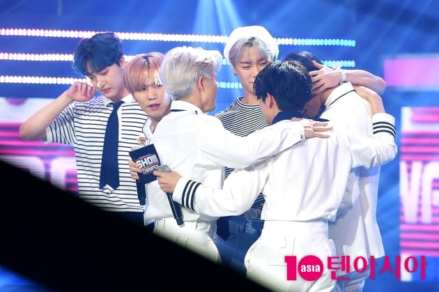 [TEN 포토] '눈물파티' 아스트로, '얼싸안고 1위 축하'