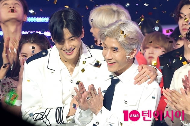 [TEN 포토] 아스트로 차은우X진진, '우리가 1위래!'