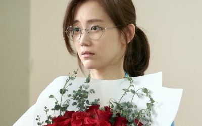 '슬기로운 의사생활' 신현빈, 연애 시작했다?…장미꽃 든 채 포착