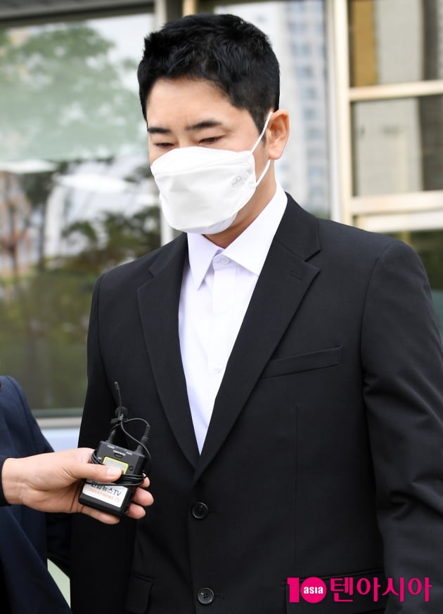 [TEN 포토] '성폭행 협의' 강지환 첫 항소심 마치고...