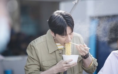 '꼰대인턴' 박해진, 컵라면 폭풍 먹방에도 '잘생김 한가득'